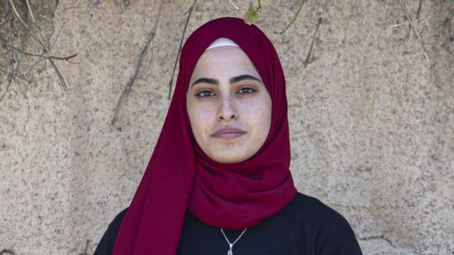 ستات بطلات في تاريخ المقاومة الفلسطيني
منى الكرد هي صحفية وناشطة فلسطينية، ولدت في عام 1998. اشتهرت بشكل كبير من خلال تغطيتها لأحداث حي الشيخ جراح في مدينة القدس.